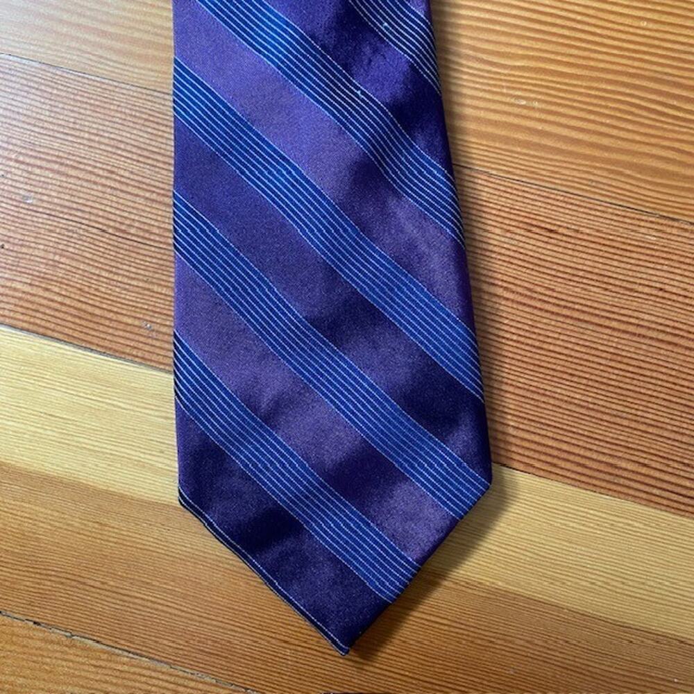 Calvin Klein All Silk Purple Blue Diagonal Stripes Mens Necktie Tie 60 x 3.5 in